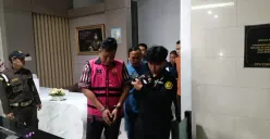 Tersangka kasus korupsi yang merupakan operator DPMPD Kabupaten Tangerang saat keluar dari Kantor Kejaksaan Negeri Kabupaten Tangerang. (Sumber: Dok. Kejari Kabupaten Tangerang)