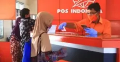 Penyaluran dana Bantuan Sosial (Bansos) PKH-BPNT via PT Pos Indonesia. (Sumber: YouTube/Pendamping Sosial)