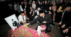 Ketua Umum Partai Demokrat Agus Harimurti Yudhoyono (AHY) sengaja terbang dari Jakarta ke Surabaya untuk menghadiri pemakaman sahabatnya sekaligus Bendara Umum Partai Demokrat H. Renville Antonio. (Sumber: Instagram Agus Harimurti Yudhoyono)