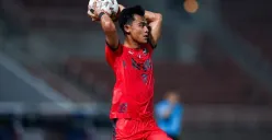 Kesempatan Pratama Arhan cek ombak rumput venue Timnas Indonesia vs Australia di kualifikasi Piala Dunia 2026. (Sumber: X/ Idn_abroad)