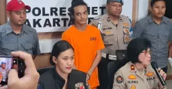 Vadel Badjideh, 20 tahun, dalam konferensi pers penetapan tersangka dugaan kasus asusila anak di bawah umur di Polres Jakarta Selatan, Jumat, 14 Februari 2025. (Sumber: Poskota/Ali Mansur)