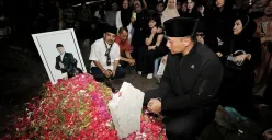 Kerabat saat menghadiri pemakaman Bendum Demokrat, Renville Antonio di komplek Tempat Pemakaman Umum (TPU) Keputih, Surabaya, Jumat, 14 Februari 2025. (Sumber: Instagram/@agusyudhoyono)