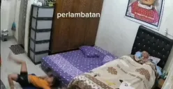 Kaki anak laki-laki ini seperti tertarik ketika menjaga opungnya. (Sumber: Instagram/awreceh)
