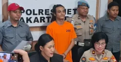 Vadel Badjideh, 20 tahun, tampak tersenyum dalam konferensi pers penetapan tersangka dugaan kasus asusila di Polres Jakarta Selatan, Jumat, 14 Februari 2025. (Sumber: Poskota/Ali Mansur)