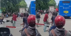 Situasi panik penumpang Transjakarta berhamburan keluar saat bus terjebak di tengah perlintasan kereta. (Sumber: Tangkap Layar Instagram/@bangsalkopi)