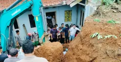 Proses evakuasi dua korban tertimbun tanah di Kampung Kadubelang, Desa Sodong, Kecamatan Saketi, Kabupaten Pandeglang. (Sumber: Dok. Kampung Siaga Bencana Saketi)