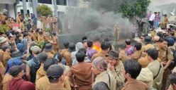 Ratusan perangkat desa se Kabupaten Pandeglang saat melakukan aksi demo di depan Kantor BPKD Pandeglang. (Sumber: Poskota/Samsul Fatoni)