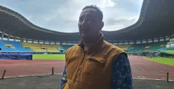 Kepala UPTD Stadion Patriot Chandrabaga, Kota Bekasi, Umar Setiono, menjelaskan Manajemen Persija Jakarta, akan bertanggung jawab atas kerusakan fasilitas venue pasca laga melawan Persib Bandung, Senin, 17 Februari 2025. (Sumber: Poskota/Ihsan Fahmi)