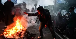 Mahasiswa yang tergabung dalam BEM SI membakar spanduk dan ban bekas saat melakukan aksi unjuk rasa di sekitar Patung Arjuna Wijaya, Jakarta, Senin, 17 Februari 2025. (Sumber: Poskota/Bilal Nugraha Ginanjar)