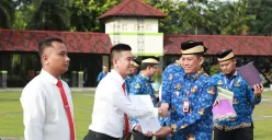 Pj Bupati Tangerang, Andi Ony, memberikan penghargaan kepada Kanit Krimsus Satreskrim Polresta Tangerang, Iptu Prasetya Bima Praelja. (Sumber: Dok. Pemkab Tangerang)