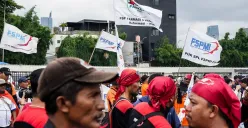 Ratusan buruh yang tergabung dari berbagai serikat pekerja melakukan kasi damai dengan menampilkan teatrikal pencak silat di depan kompleks Parlemen, Senayan, Jakarta, Kamis, 6 Februari 2025. (Sumber: Poskota/Bilal Nugraha Ginanjar)