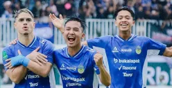 Selebrasi para pemain PSIM Yogyakarta setelah Rafinha mencetak gol lewat penalti ke gawang PSPS Pekanbaru di matchday terakhir babak 8 besar Grup X Liga 2. (Sumber: Instagram @psimjogja_official)