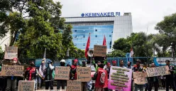 Sejumlah pengemudi ojek online (Ojol) yang tergabung dalam Serikat Pekerja Angkutan Indonesia (SPAI) menggelar aksi damai di depan Kantor Kemnaker RI, Jalan Gatot Subroto, Jakarta, Senin, 17 Januari 2025. (Sumber: Poskota/Bilal Nugraha Ginanjar)