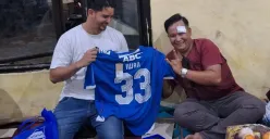 Ketua Umum Viking Persib Club Tobias Ginanjar bersama rombongan dari Bandung berkunjung ke rumah Iwan korban penganiayaan dan memberikan hadiah Jersey Persib. (Sumber: Instagram @TobiasGinanjar)