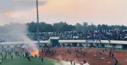 Suporter Persela buat kerusuhan saat timnya kalah lawan Persijap, laga ditunda dan pindah ke Sidoarjo. (Sumber: X/ antoTBL)