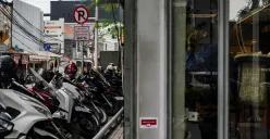 Sejumlah sepeda motor terlihat parkir sembarangan di area trotoar pejalan kaki dan bahu jalan di kawasan Jalan Blora, Jakarta. (Sumber: Poskota/Bilal Nugraha Ginanjar)