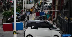 Sejumlah sepeda motor terlihat parkir sembarangan di area trotoar pejalan kaki dan bahu jalan di kawasan Jalan Blora, Jakarta, Selasa, 18 Februari 2025. (Sumber: Poskota/Bilal Nugraha Ginanjar)
