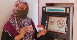 Ilustrasi - Seorang KPM mencairkan saldo dana Bansos BPNT Tahap I 2025 Rp600.000 di ATM BNI. Cek daftar wilayah yang telah menerima pencairan dana bantuan sosial selengkapnya. (Sumber: Instagram/@pkhmojogedang)