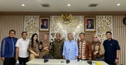 Kabag Program dan Keuangan Sekretariat DPRD Jawa Barat Arip Ahmad Ripai menerima kunjungan kerja dari DPRD Kabupaten Kolaka, Selasa, 18 Februari 2025. (Sumber: Dok. Humas DPRD Jabar)