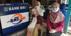 Ilustrasi - Seorang KPM mencairkan saldo dana Bansos PKH melalui agen bank penyalur BRI. Segera cek rekening KKS Anda, untuk mengetahui apakah dana subsidi telah dicairkan atau tidak.