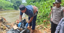 Petugas mengevakuasi jasad bayi laki-laki tersangkut bambu di Kali Ciliwung, Bojonggede, Kabupaten Bogor, Rabu, 19 Februari 2025. (Sumber: Poskota/Angga Pahlevi)