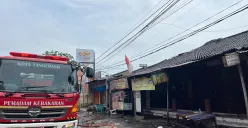 Mobil pemadam kebakaran (damkar) dikerahkan untuk memadamkan api yang melalap 8 bangunan di Jalan Beringin, Kecamatan Cibodas, Kota Tangerang terbakar pada Rabu, 19 Februari 2025. (Sumber: Dok. BPBD Kota Tangerang)