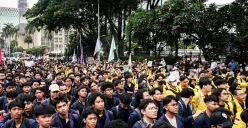 Mahasiswa dari berbagai kampus yang tergabung dalam Badan Eksekutif Mahasiswa Seluruh Indonesia (BEM-SI) menggelar aksi unjuk rasa serentak di sekitar Patung Arjuna Wijaya, Jakarta, Senin, 17 Februari 2025. (Sumber: Poskota/Bilal Nugraha Ginanjar)