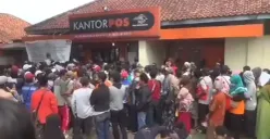 Ilustrasi - Ratusan warga berbondong-bondong menghadiri penyaluran dana Bansos PKH-BPNT melalui PT Pos Indonesia di Kantor Pos. Cek update status pencairan subsidi bantuan sosial secara tunai di SIKS-NG hari ini. (Sumber: Instagram/@bogor24update)