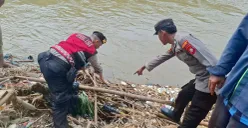 Anggota Polsek Bojonggede mengecek lokasi penemuan jasad bayi tersangkut di Kali Ciliwung, Desa Rawa Panjang, Kecamatan Bojong Gede, Kabupaten Bogor, Rabu, 19 Februari 2025. (Sumber: Poskota/Angga Pahlevi)