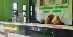 Staf Desa Kohod melakukan aktivitas di Kantor Desa Kohod setelah Kades Arsin ditetapkan tersangka kasus pagar laut. (Sumber: Poskota/Veronica Prasetio)