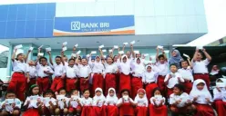 Ilustrasi siswa jenjang SD penerima bantuan PIP melakukan pencairan di Bank BRI. (Sumber: (Kemdikbud))