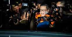 Sekretaris Jenderal (Sekjen) Partai Demokrasi Indonesia Perjuangan (PDIP) Hasto Kristiyanto, berjalan menggunakan baju Tahanan KPK, Kamis, 20 Februari 2025. (Sumber: Poskota/Bilal Nugraha Ginanjar)