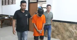 Seorang driver online shop atau kurir paket berinisial MY 20 tahun ditangkap polisi usai kedapatan mengedarkan narkoba jenis sabu di Kalideres, Jakarta Barat. (Sumber: Dok. Polsek Kalideres)