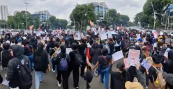 Tangkapan layar massa aksi Indonesia Gelap saat melakukan long march. (Sumber: X/@barengwarga)