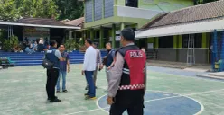 Anggota Polsek Padalarang memeriksa tempat kejadian perkara di SMK Dharma Pertiwi Bandung Barat. (Sumber: Poskota/Gatot Poedji Utomo)