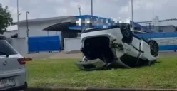 Mobil Mazda CX 5 terbalik di kawasan Jababeka, Kabupaten Bekasi, Jumat, 21 Februari 2025. (Sumber: Instagram/@peristiwa_bekasi)