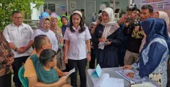 Wakil Bupati Tangerang, Intan Nurul Hikmah saat melakukan pemantauan posyandu. (Sumber: Poskota/Veronica Prasetio)