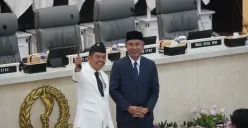 Serah terima jabatan dari Pj Gubernur Jawa Barat, Bey Machmudin ke Gubernur Jawa Barat, Dedi Mulyadi saat Rapat Paripurna DPRD Jawa Barat, Jumat, 21 Februari 2025. (Sumber: Dok. Humas Pemprov Jabar)