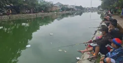 Warga saat mengikuti mancing ikan lele bareng di Situ Rawa Bebek, Bekasi Barat, Kota Bekasi, Sabtu, 22 Februari 2025. (Sumber: Poskota/Ihsan Fahmi)