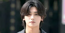 Park Hyung Sik memukau penggemar dalam drama thriller politik Buried Hearts, yang telah tayang perdana pada 21 Februari 2025. Saksikan intrik kekuasaan dan ambisi yang memanas. (Sumber: Instagram/sbsdrama.official)