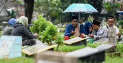 Ilustrasi - Bacaan doa ziarah kubur untuk orang tua menjelang Ramadhan. (Sumber: Poskota/Bilal Nugraha Ginanjar)