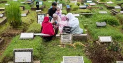 Tradisi ziarah kubur jelang bulan suci Ramadhan 1447 Hijriah atau tahun 2026. (Sumber: Poskota/Bilal Nugraha Ginanjar)