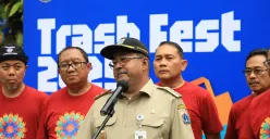 Wakil Gubernur Jakarta, Rano Karno alias Bang Doel, bicara soal pengelolaan sampah bertanggung jawab dan berkelanjutan di gelaran Trash Fest 2025. (Sumber: Poskota/Pandi Ramedhan)