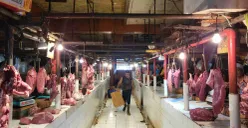 Harga daging sapi di pasar tradisional mulai mengalami kenaikan jelang Ramadan. (Sumber: Poskota/Pandi Ramedhan)