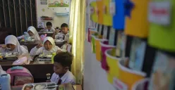 Siswa SDN Slipi 15 menyantap makanan dari program Makan Bergizi Gratis (MBG) Nasional di ruang kelas SDN Slipi 15, Jakarta Barat, Senin, 6 Januari 2025. (Sumber: Poskota/ Bilal Nugraha Ginanjar)