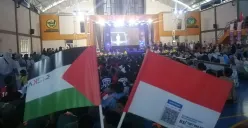 Para siswa Nurul Fikri Boarding School Lembang, antusias melaksanakan aksi solidaritas untuk Palestina di Kampus Nurul Fikri Lembang, Minggu, 23 Februari 2025. (Sumber: Poskota/Gatot Poedji Utomo)