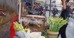 Salah seorang pedagang kembang kuburan di Pasar Ciputat, Kota Tangerang Selatan. (Sumber: Poskota/Veronica Prasetyo)