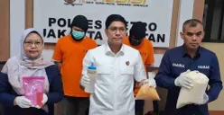 Kanit Krimsus Polres Metro Jakarta Selatan AKP Indra menunjukan barang bukti kosmetik ilegal beromset miliaran rupiah dengan dua pelaku berhasil ditangkap, Senin 24 Februari 2025. (Sumber: Poskota/Angga Pahlevi)