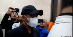 Kades Kohod Arsin bin Sanip (bertopi dan bermasker) memenuhi panggilan pemeriksaan penyidik Bareskrim Polri, Jakarta Selatan, Senin 24 Februari 2025. (Sumber: Poskota/Ali Mansur)