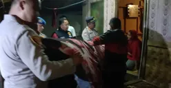 Petugas Polres Purwakarta menyita kasur yang dijarah warga saat kecelakaan di Tol Cipularang. (Sumber: Dok. Humas Polres Purwakarta)